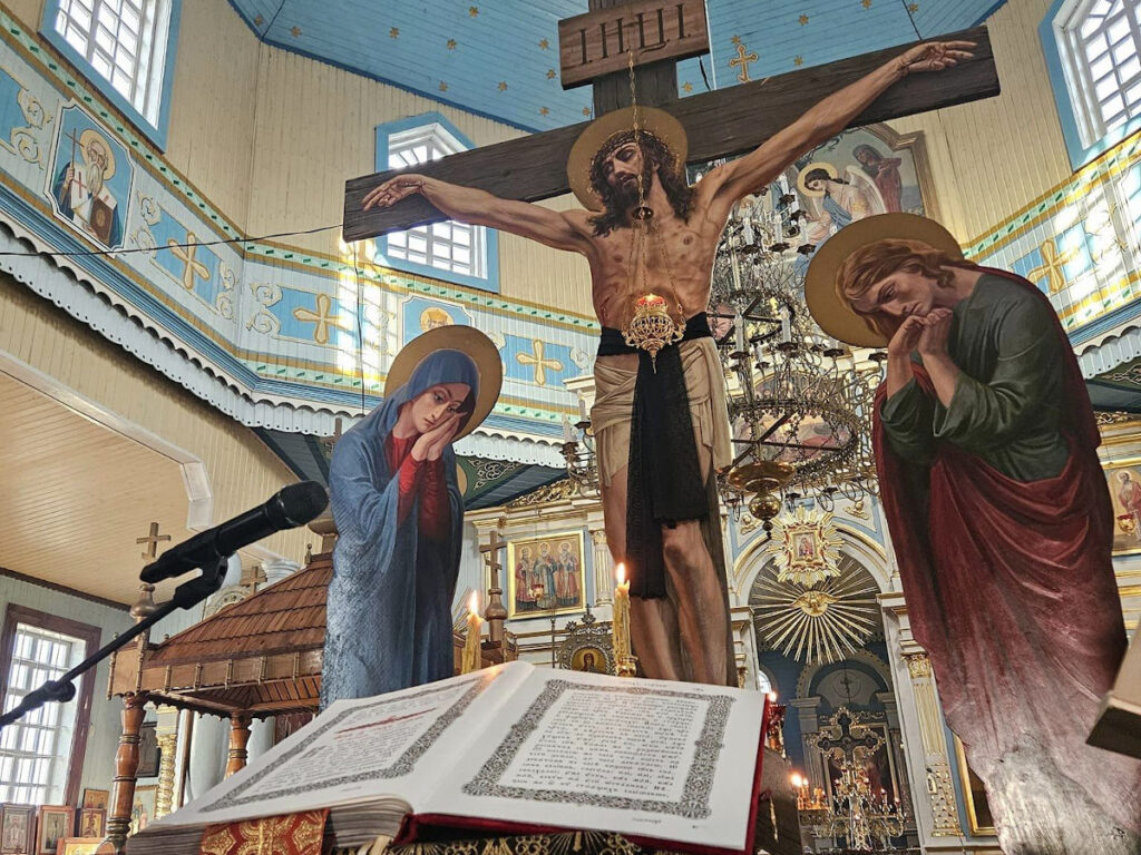 Jutrznia Wielkiego Piątku z czytaniem 12 pasyjnych fragmentów Ewangelii