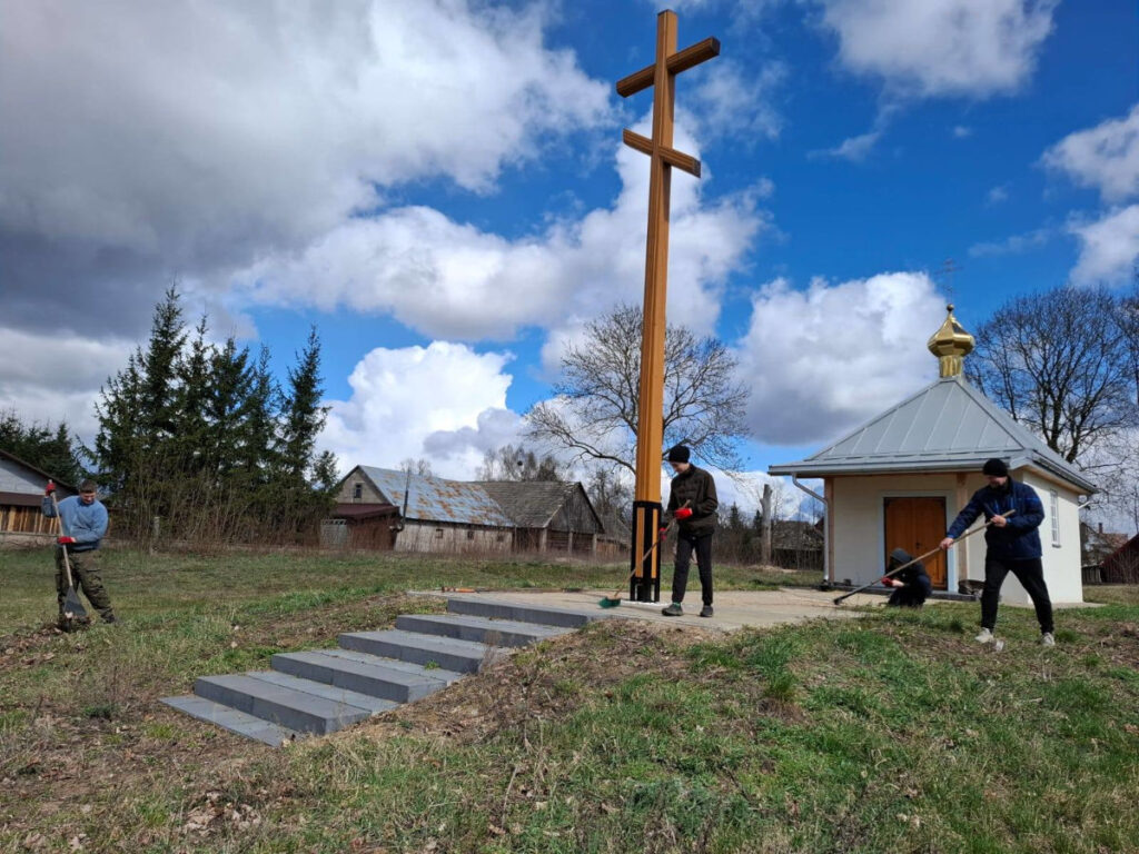Porządki na starym cmentarzu w Narwi
