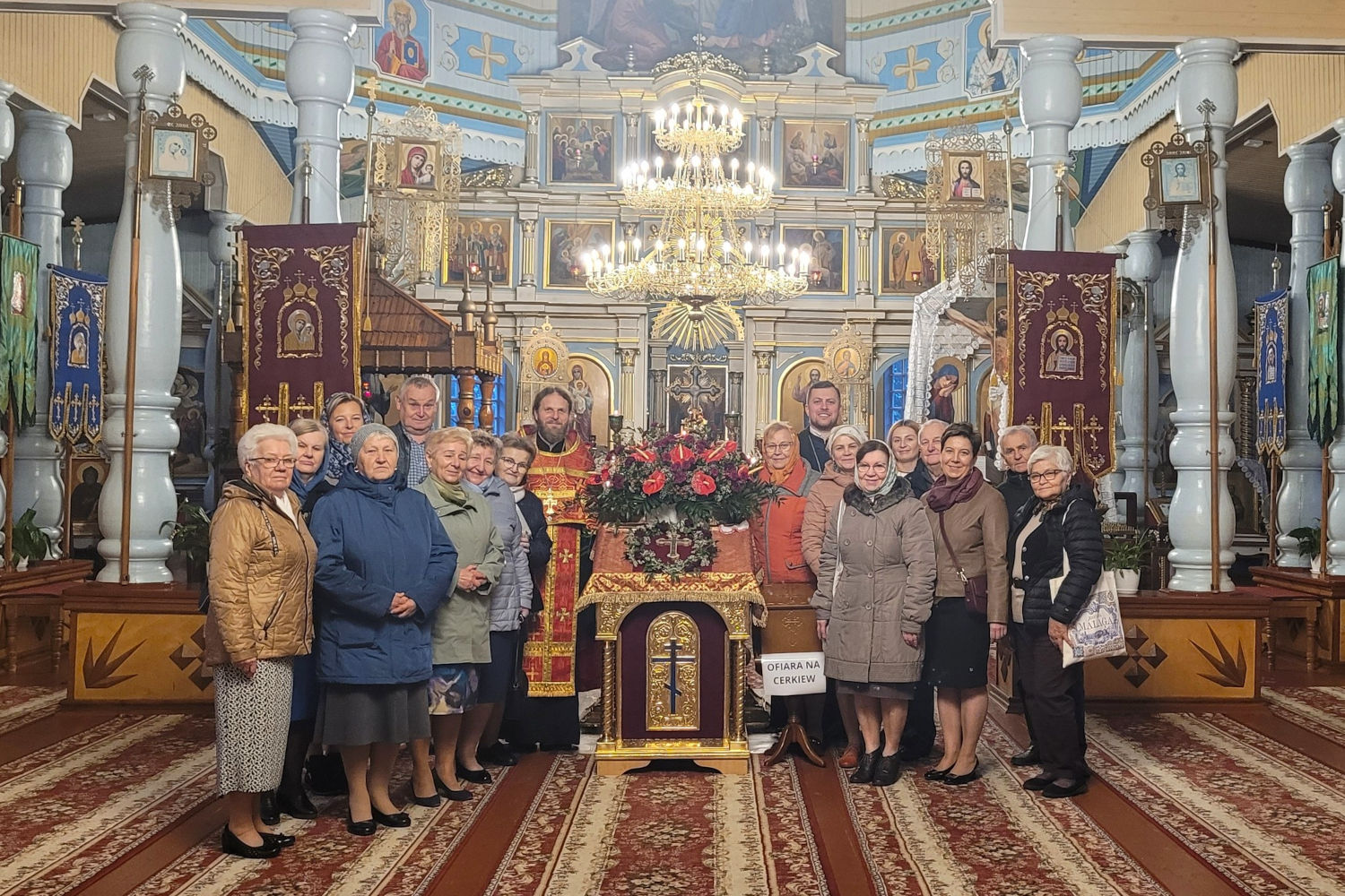 Zdjęcie pamiątkowe z przewodnikami po cerkwi parafialnej w Narwi w 2025 roku