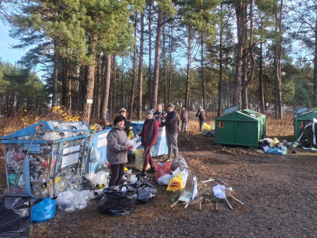 Sprzątanie cmentarza parafialnego - 15.11.2025