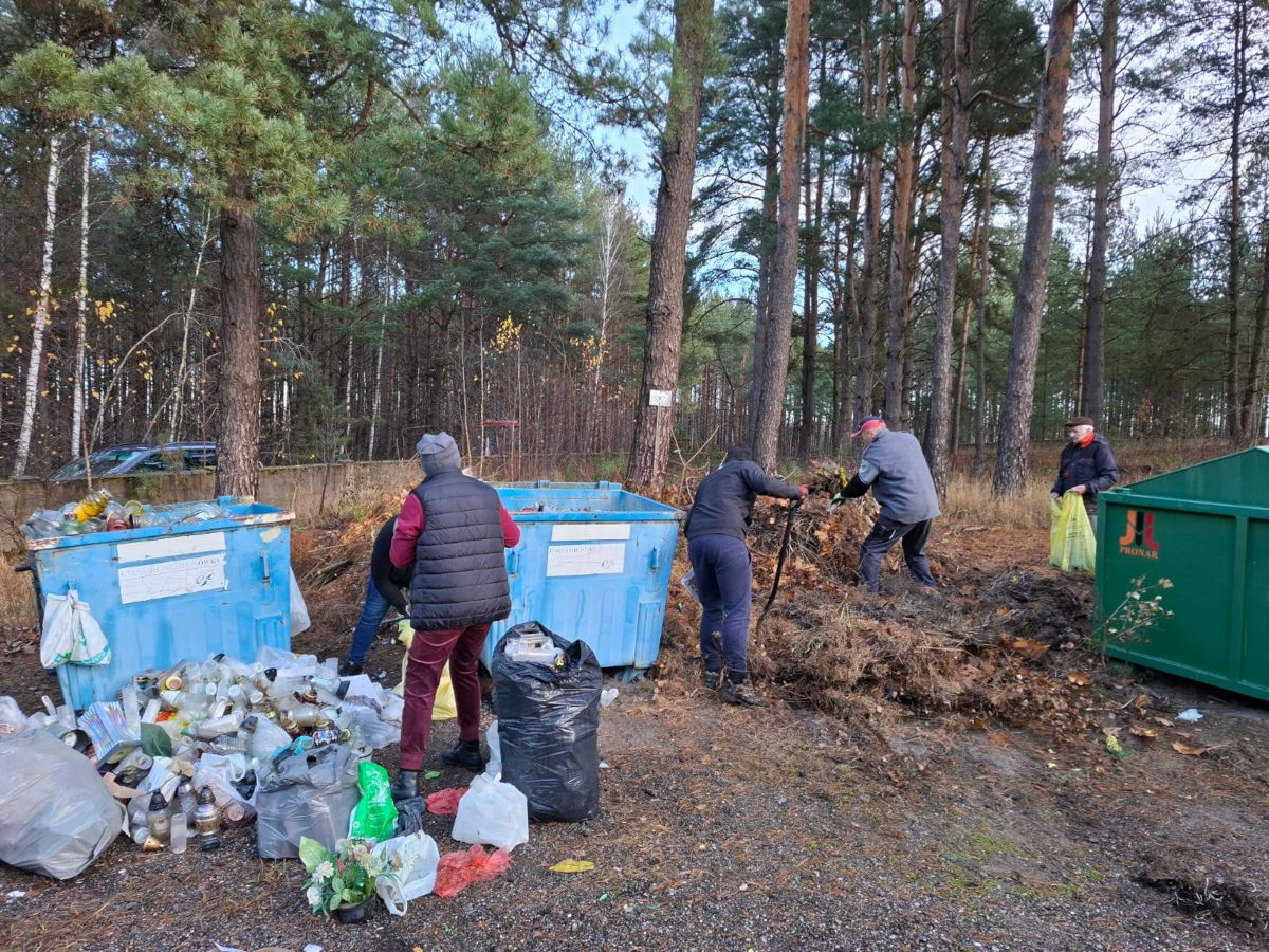 Sprzątanie cmentarza parafialnego - 15.11.2025