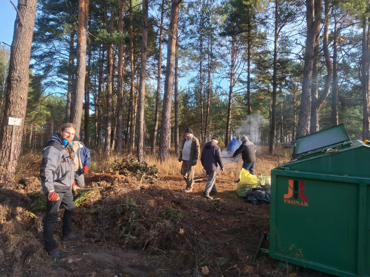 Sprzątanie cmentarza parafialnego - 15.11.2025