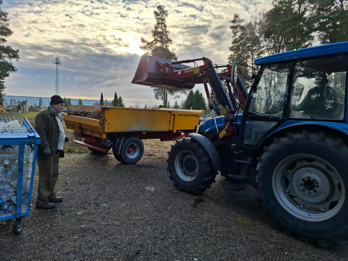 Sprzątanie cmentarza parafialnego - 15.11.2025
