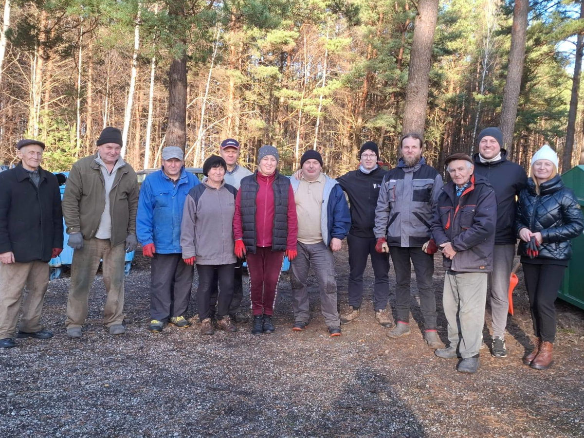 Sprzątanie cmentarza parafialnego - 15.11.2025