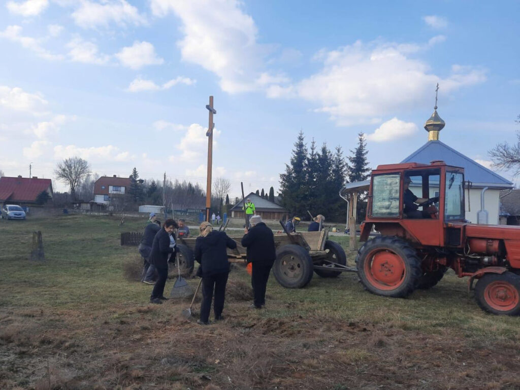 Sprzątanie zabytkowego cmentarza w Narwi